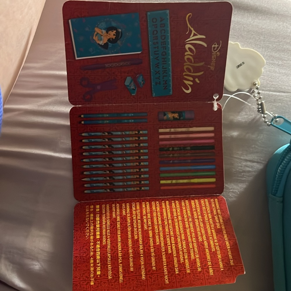 NWT DISNEY ALADDIN ZIP UP STATIONARY KIT 30 PIECES WITH CASE BACK TO SCH… - Picture 7 of 9